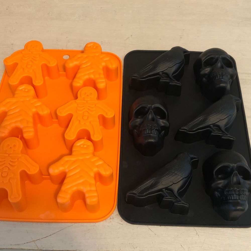 Halloween 6-Cavity Silicone Baking & Treat Molds Ravens Skulls Mummy Skeletons